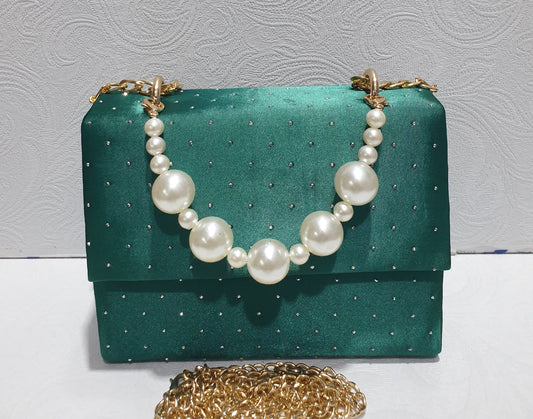 Elegant Pearl Clutch – A Touch of Luxury